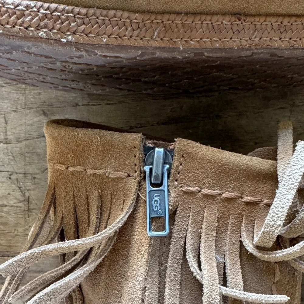 Ugg kids unisex size 3 Fringe Suede Ankle Moccasin Boots - Tan with zipper boho